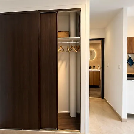 Stylish With Balcony & Parking In Apartment *