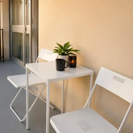 Stylish With Balcony & Parking In Apartment *